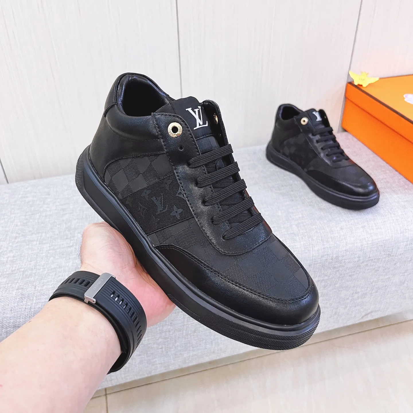 Men's shoes 💰 440 men's shoes 💰 [ LV ] 🔥 Louis Vuitton, high-end men's shoes brand official website 1:1 latest masterpiece: uppers are made of Italian imported first-layer cowhide with comfortable and breathable lining ➕ original non-slip and wear-resistant outsole 🔥, making walking more convenient and comfortable! An exclusive new model, a stunning work, a beautiful 1:1 replica [color] compared to the official quality! Create a fashionable personality to set off your uniqueness! A must-have for trendy men! Classic 🔥Size: 38-44 Color: 🔥 2⃣️colors available🔥.